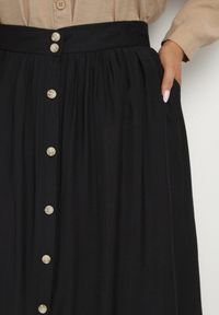 Born2be - Czarna Wiskozowa Spódnica z Lnem i Guzikami Tolissa. Okazja: na co dzień. Kolor: czarny. Materiał: len, wiskoza. Styl: sportowy, elegancki, casual