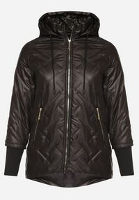 Born2be - Czarna Kurtka Pikowana z Odpinanym Kapturem z Dłuższym Tyłem Rivselia. Okazja: na co dzień. Kolor: czarny. Materiał: tkanina. Długość: długie. Wzór: aplikacja. Sezon: zima. Styl: casual, klasyczny #2