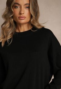 Renee - Czarny Nietoperzowy Sweter w Minimalistycznym Stylu Raliava. Okazja: na co dzień. Kolor: czarny. Materiał: skóra, jeans. Styl: casual, elegancki #4