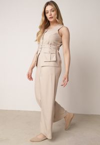 Born2be - Beżowy Komplet Garniturowy z Bawełną Spodnie i Kamizelka z Paskiem z Klamrą Danacine. Kolor: beżowy. Materiał: bawełna #8