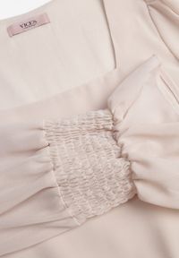 Born2be - Beżowa Sukienka Vices z Siateczkowymi Rękawami i Wiązanym Paskiem Resnala. Okazja: na co dzień. Typ kołnierza: dekolt kwadratowy. Kolor: beżowy. Materiał: materiał. Typ sukienki: rozkloszowane. Styl: casual, elegancki #7