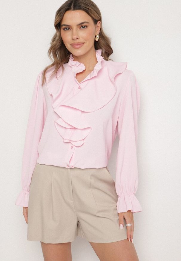 Born2be - Różowa Koszula Ozdobiona Falbankami Jenisela. Okazja: na co dzień. Typ kołnierza: kołnierz z falbankami. Kolor: różowy. Materiał: jeans. Wzór: aplikacja. Styl: casual, klasyczny