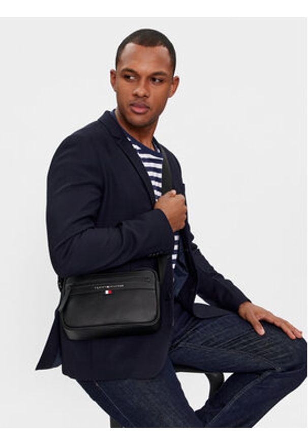 TOMMY HILFIGER - Tommy Hilfiger Saszetka Essential Pu Ew Reporter AM0AM12093 Czarny. Kolor: czarny. Materiał: skóra