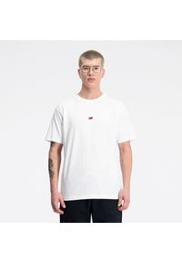 Koszulka męska New Balance MT31504SST – biała. Kolor: biały. Materiał: bawełna. Długość rękawa: krótki rękaw. Długość: krótkie. Wzór: napisy