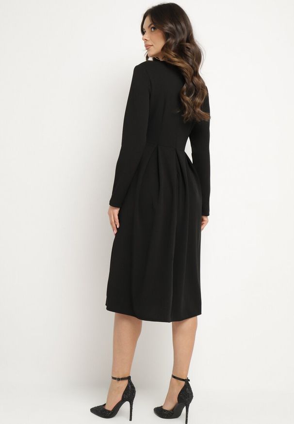 Born2be - Czarna Rozkloszowana Sukienka Wieczorowa ze Szpiczastym Dekoltem Temithiel. Okazja: na co dzień. Kolor: czarny. Materiał: jeans. Wzór: aplikacja. Typ sukienki: proste. Styl: wizytowy