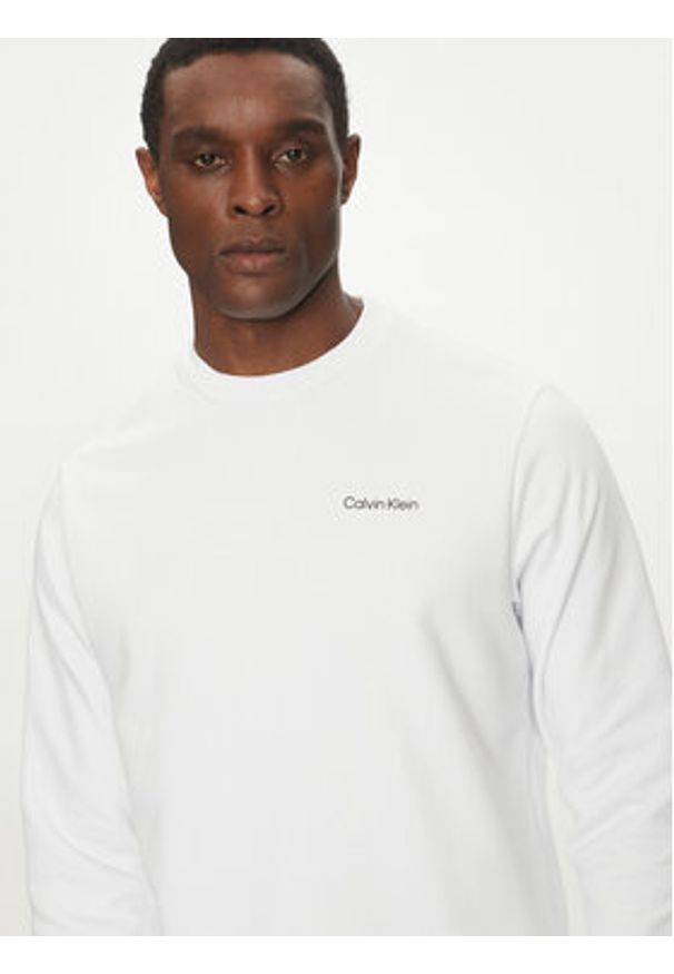 Calvin Klein Bluza Linear Box Logo K10K114259 Biały Regular Fit. Kolor: biały. Materiał: bawełna