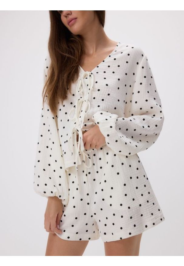 Reserved - Muślinowe szorty ze wzorem - biały. Kolor: biały. Materiał: bawełna