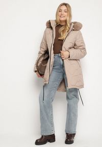 Born2be - Beżowa Klasyczna Kurtka z Pikowanymi Przeszyciami i Kapturem z Futerkiem Raffisa. Okazja: na co dzień. Kolekcja: plus size. Kolor: beżowy. Materiał: futro. Styl: klasyczny #7