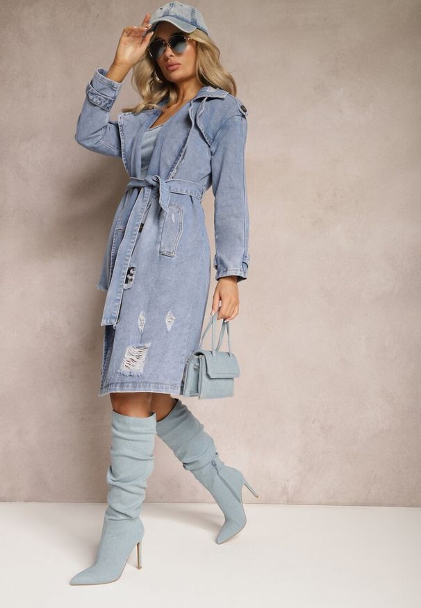 Renee - Niebieski Jeansowy Płaszcz Kurtka o Długim Wiązanym Fasonie z Przetarciami Arilessa. Kolor: niebieski. Materiał: jeans. Długość: długie