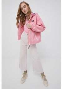 Tommy Jeans kurtka damska kolor różowy przejściowa. Kolor: różowy. Materiał: poliamid