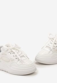 Renee - Białe Sneakersy na Niskiej Platformie z Grubymi Sznurowadłami Vansyla. Kolor: biały. Obcas: na platformie