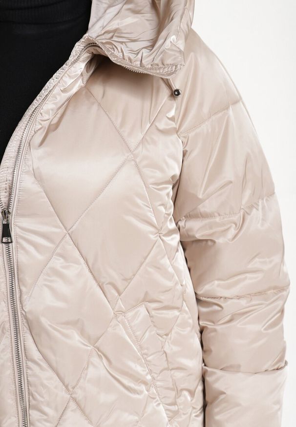 Born2be - Jasnobeżowa Pikowana Kurtka z Rozcięciami na Napy i z Kapturem ze Ściągaczami Letamira. Okazja: na co dzień. Typ kołnierza: kaptur. Kolekcja: plus size. Kolor: beżowy. Materiał: jeans. Długość rękawa: długi rękaw. Długość: długie. Styl: elegancki, casual