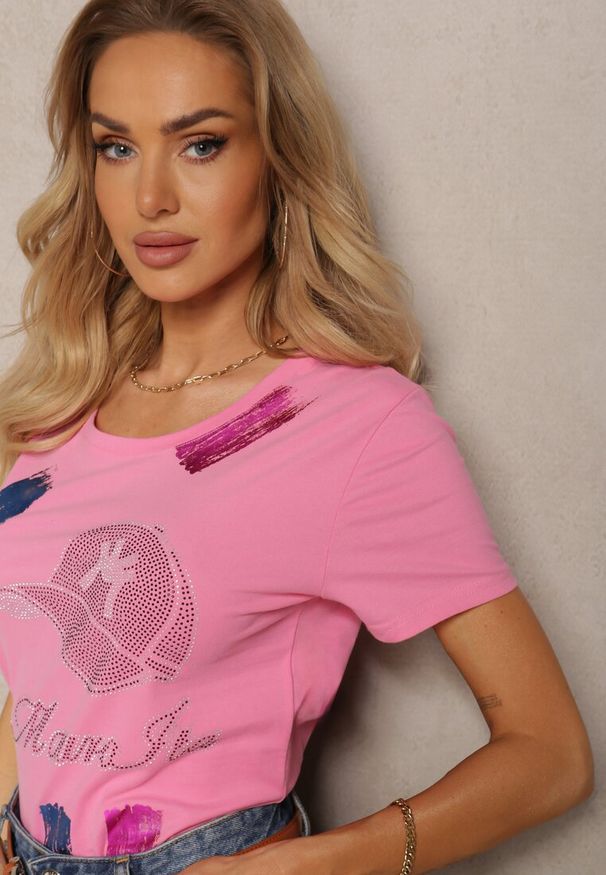 Renee - Różowy T-shirt z Bawełny z Krótkim Rękawem i Ozdobnym Nadrukiem z Cyrkoniami Balara. Okazja: na co dzień. Kolor: różowy. Materiał: bawełna. Długość rękawa: krótki rękaw. Długość: krótkie. Wzór: nadruk. Styl: casual