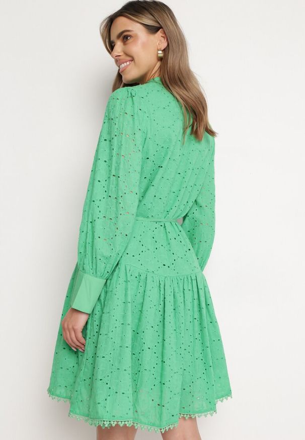 Born2be - Zielona Sukienka z Haftowanej Tkaniny ze Stójką i Perłowymi Guzikami Salino. Typ kołnierza: kołnierzyk stójkowy. Kolor: zielony. Materiał: tkanina. Wzór: haft. Styl: vintage. Długość: midi