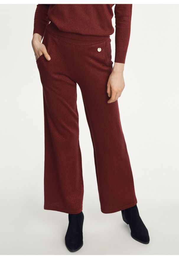 Ochnik - Bordowe błyszczące spodnie damskie. Kolor: czerwony. Materiał: wiskoza