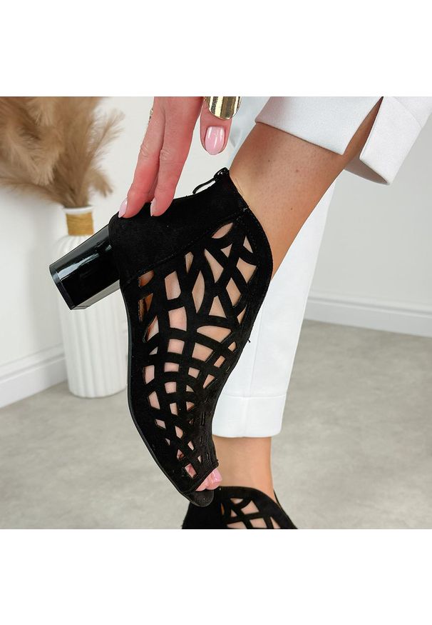 Czarne sandały damskie na obcasie z zakrytą piętą M.Daszyński 1954-15. Kolor: czarny. Materiał: zamsz. Wzór: ażurowy. Sezon: wiosna, lato. Obcas: na obcasie. Styl: klasyczny, elegancki. Wysokość obcasa: średni