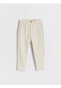 Reserved - Spodnie chino regular fit - złamana biel. Materiał: bawełna, tkanina