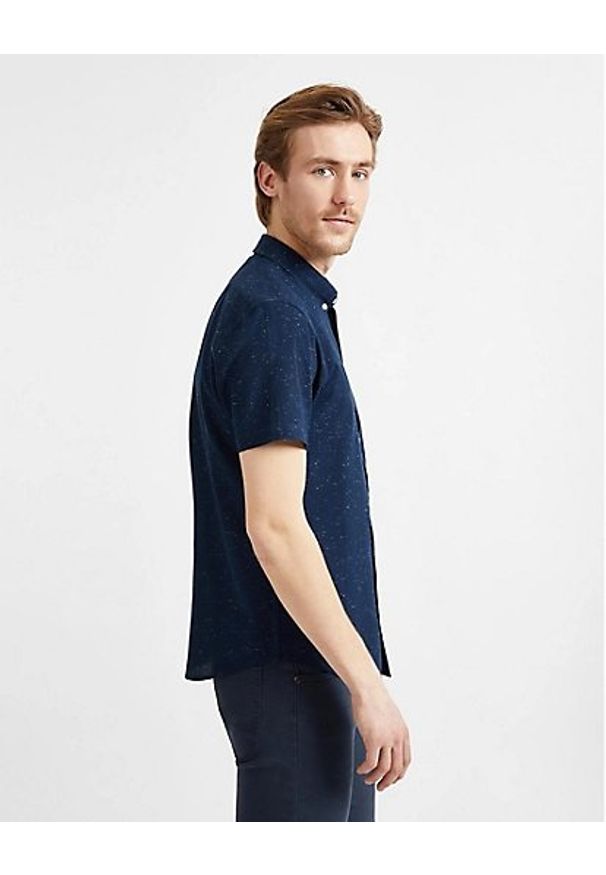Lee - LEE SS BUTTON DOWN MĘSKA KOSZULA REGULAR SKY CAPTAIN L886TLHY 112123702. Typ kołnierza: button down