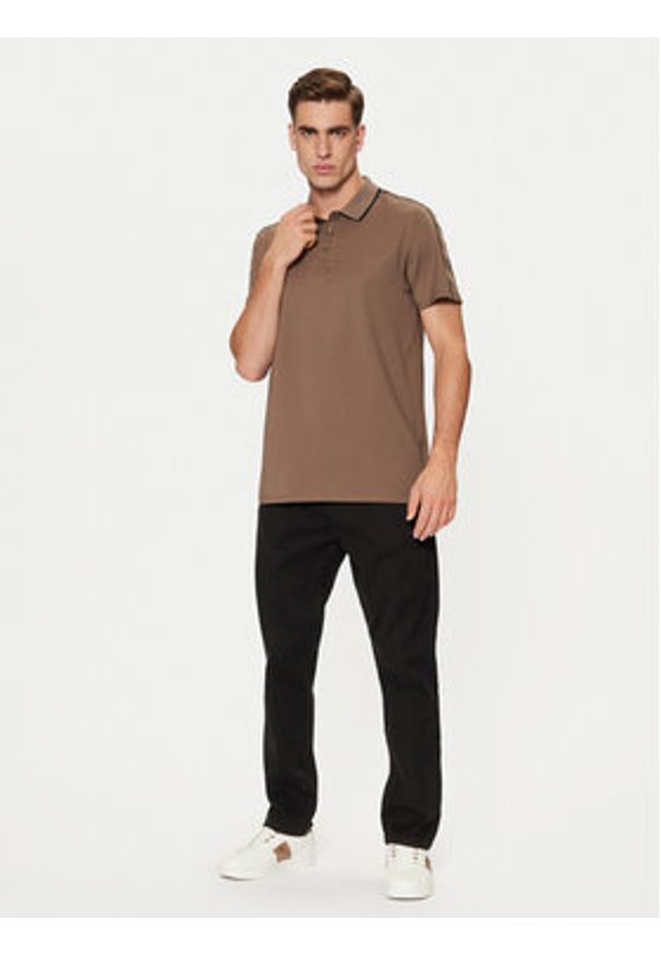 Guess Polo M4YP40 KARS0 Brązowy Regular Fit. Typ kołnierza: polo. Kolor: brązowy. Materiał: bawełna