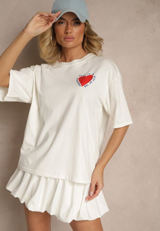 Renee - Jasnobeżowy T-shirt z Bawełny Ozdobiony Sercem Ranira. Okazja: na co dzień. Kolor: beżowy. Materiał: bawełna. Wzór: aplikacja. Styl: casual