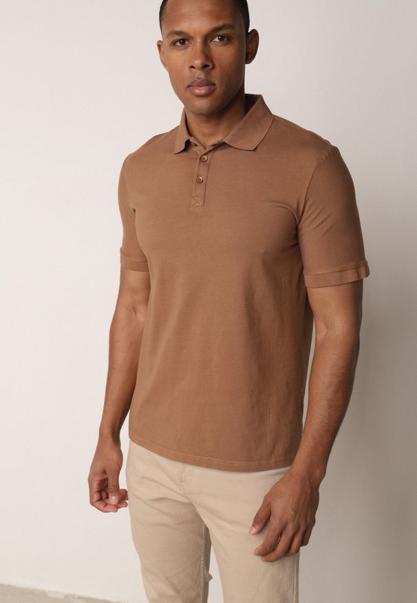 Born2be - Brązowa Gładka Koszulka Polo o Klasycznym Kroju Sinopea. Okazja: na co dzień, do pracy, na spotkanie biznesowe. Typ kołnierza: polo. Kolor: brązowy. Materiał: jeans. Wzór: gładki. Styl: klasyczny