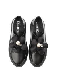 CheBello - Czarne Eleganckie Sneakersy Chebello Z Ozdobnym Kwiatem. Okazja: na co dzień. Kolor: czarny. Materiał: materiał, skóra. Wzór: kwiaty #6