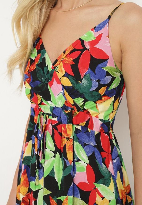 Born2be - Czarno-Zielona Wiskozowa Sukienka na Ramiączkach z Kopertowym Dekoltem i Gumką w Talii z Tiamalen. Okazja: na imprezę, na co dzień. Typ kołnierza: dekolt kopertowy. Kolor: czarny. Materiał: wiskoza. Długość rękawa: na ramiączkach. Wzór: aplikacja. Typ sukienki: kopertowe. Styl: wizytowy, casual, klasyczny, elegancki