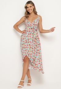 Born2be - Niebiesko-Czerwona Bawełniana Sukienka na Ramiączkach z Kopertowym Dekoltem i Asymetrycznym Rozcięciem Xiloa. Okazja: na co dzień. Typ kołnierza: dekolt kopertowy. Kolor: niebieski. Materiał: bawełna. Długość rękawa: na ramiączkach. Wzór: aplikacja. Typ sukienki: asymetryczne, kopertowe. Styl: casual #1