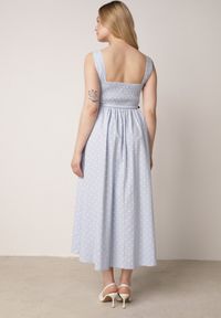 Born2be - Niebieska Bawełniano-Wiskozowa Sukienka Retro w Groszki o Rozkloszowanym Kroju Eviphaia. Okazja: na co dzień. Kolor: niebieski. Materiał: wiskoza, bawełna. Wzór: grochy. Typ sukienki: rozkloszowane. Styl: retro #4