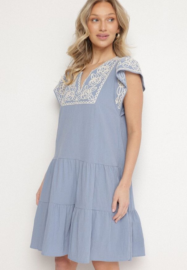 Born2be - Jasnoniebieska Sukienka z Haftami w Stylu Boho z Bawełny Evitel. Kolor: niebieski. Materiał: bawełna. Długość rękawa: krótki rękaw. Wzór: haft. Sezon: lato. Styl: boho