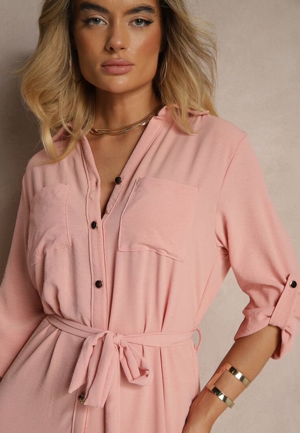Renee - Różowa Sukienka Koszulowa Ozdobiona Paskiem Vivirielle. Okazja: na co dzień. Typ kołnierza: dekolt w serek. Kolor: różowy. Materiał: materiał. Wzór: aplikacja. Typ sukienki: koszulowe. Styl: casual, klasyczny, elegancki