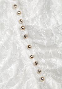 Renee - Biała Sukienka Halter z Koronki Zdobiona Metalicznymi Guziczkami Corrarea. Typ kołnierza: dekolt halter. Kolor: biały. Materiał: koronka. Wzór: aplikacja, koronka #7