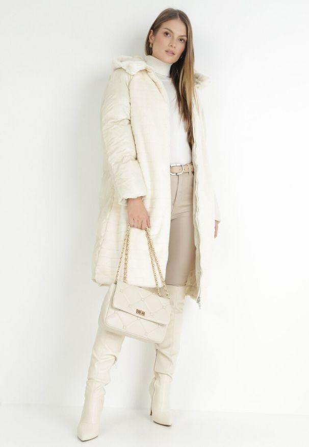 Born2be - Beżowa Kurtka Futerko Pikowana z Kapturem Odanda. Typ kołnierza: kaptur. Kolor: beżowy. Materiał: futro. Wzór: aplikacja. Styl: elegancki