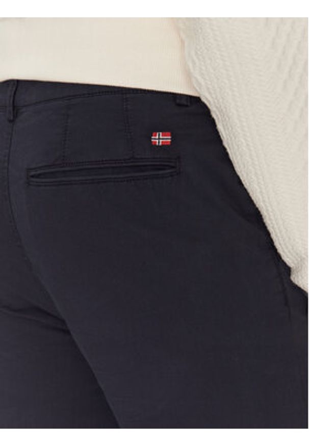 Napapijri Chinosy M-Puyo NP0A4H98 Granatowy Slim Fit. Kolor: niebieski. Materiał: bawełna