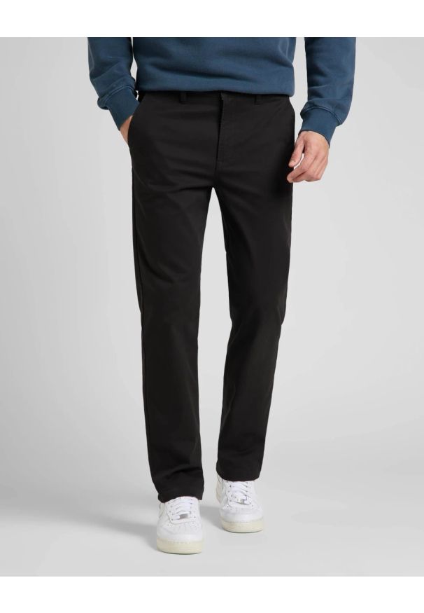Lee - MESKIE SPODNIE MATERIAŁOWE LEE REGULAR CHINO BLACK 112322422. Materiał: materiał
