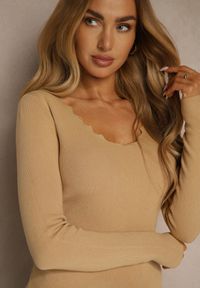 Renee - Ciemnobeżowy Sweter o Taliowanym Kroju z Nieregularnym Dekoltem w V Fenalissa. Okazja: na co dzień. Kolor: brązowy. Długość: krótkie. Sezon: zima, jesień. Styl: casual #5