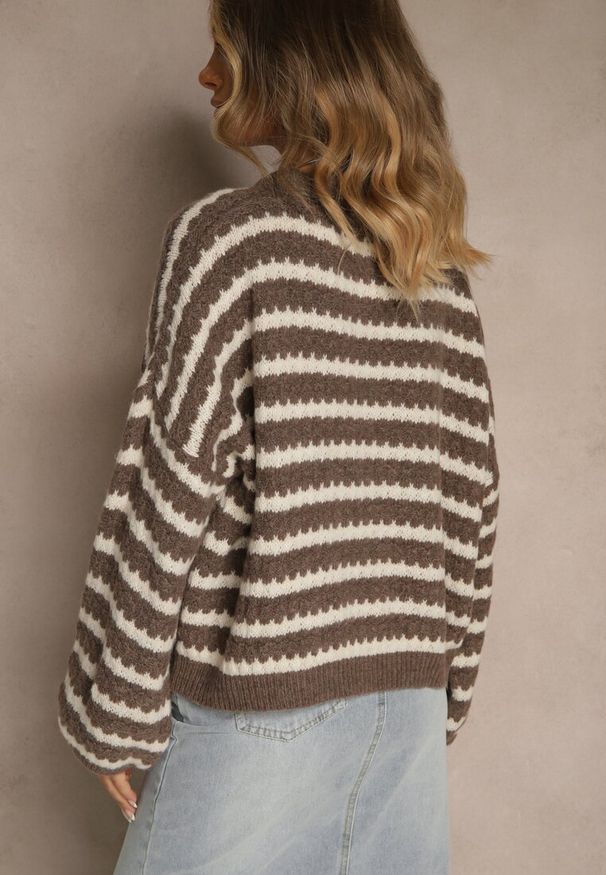 Renee - Brązowy Oversizowy Sweter w Paski z Dzianiny z Wełną i Wiskozą Aventole. Okazja: na co dzień. Kolor: brązowy. Materiał: wiskoza, dzianina, wełna. Wzór: paski. Styl: elegancki, casual, klasyczny