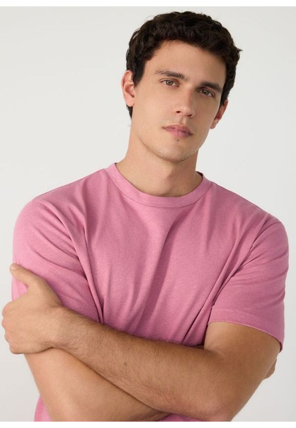 Reserved - T-shirt regular fit z lnem - brudny róż. Kolor: różowy. Materiał: len