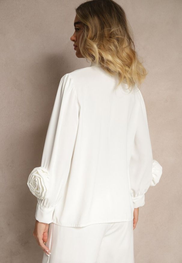 Renee - Biała Koszula ze Stójką z Ozdobnym Wiązaniem i Aplikacją z Imitacją Kwiatów Nalilna. Okazja: na co dzień. Typ kołnierza: kołnierzyk stójkowy. Kolor: biały. Materiał: jeans. Wzór: kwiaty, aplikacja. Styl: casual, klasyczny