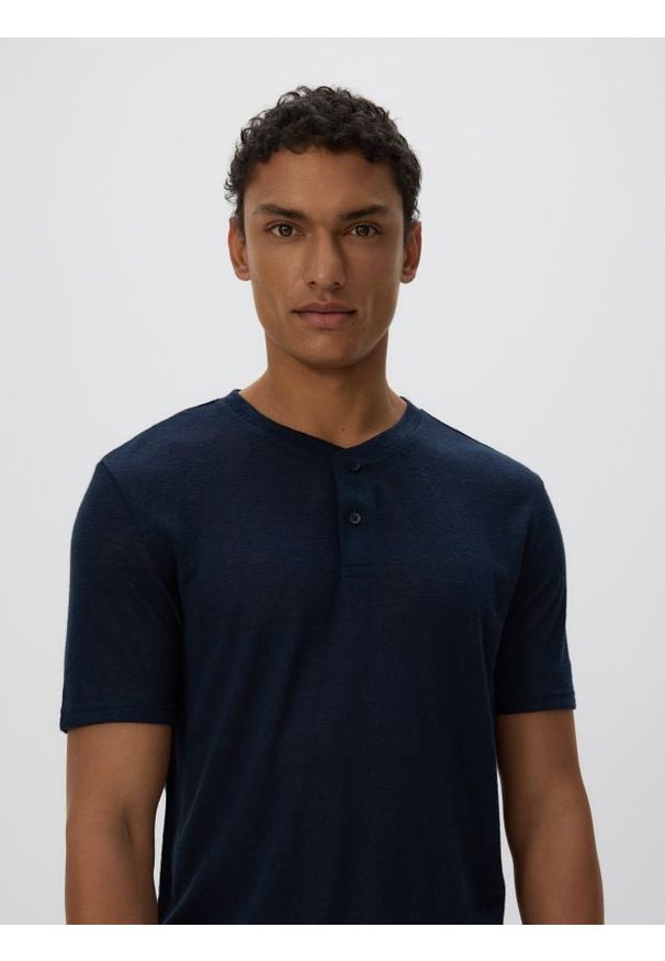 Reserved - T-shirt henley regular fit - granatowy. Typ kołnierza: typu henley. Kolor: niebieski. Materiał: dzianina, wiskoza