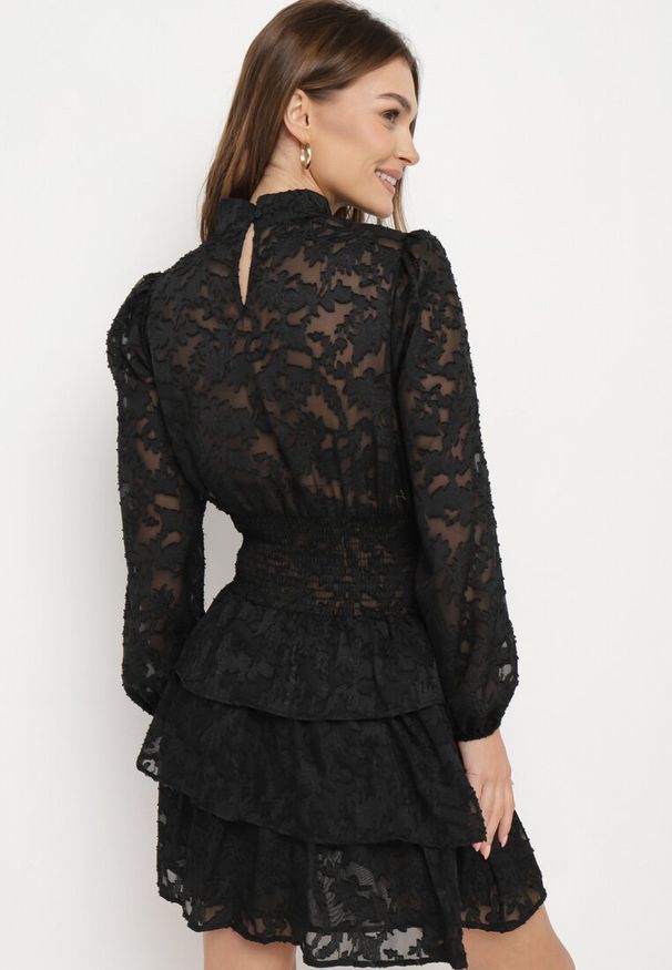 Born2be - Czarna Taliowana Sukienka Mini Koronkowa z Falbankami Ciluna. Okazja: na co dzień. Typ kołnierza: kołnierz z falbankami. Kolor: czarny. Materiał: koronka. Wzór: aplikacja. Styl: casual, klasyczny, elegancki. Długość: mini
