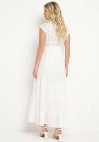Born2be - Biała Bawełniana Rozkloszowana Sukienka z Ażurowym Wzorem i Gumką w Talii Ozdobiona Guzikami Venevia. Typ kołnierza: dekolt w kształcie V. Kolor: biały. Materiał: bawełna. Wzór: aplikacja, ażurowy. Styl: klasyczny, elegancki #7