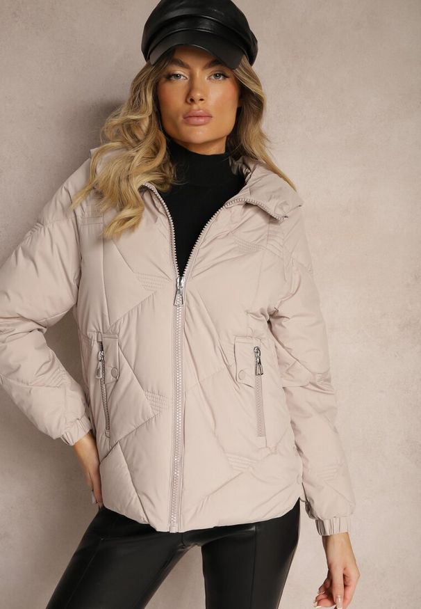 Renee - Jasnobeżowa Kurtka z Kapturem Ozdobiona Pikowaniem Lilora. Okazja: na co dzień, na spacer. Typ kołnierza: kaptur. Kolor: beżowy. Materiał: jeans. Wzór: aplikacja. Styl: elegancki, casual