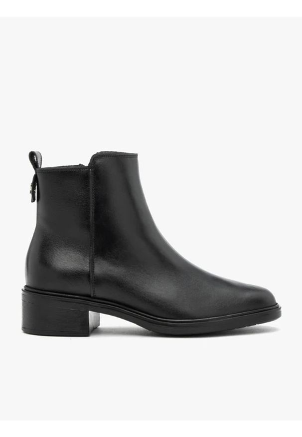 Ryłko - Czarne botki ze skóry licowej. Okazja: na co dzień. Zapięcie: zamek. Kolor: czarny. Materiał: skóra. Szerokość cholewki: normalna. Obcas: na obcasie. Styl: casual, street, klasyczny. Wysokość obcasa: średni