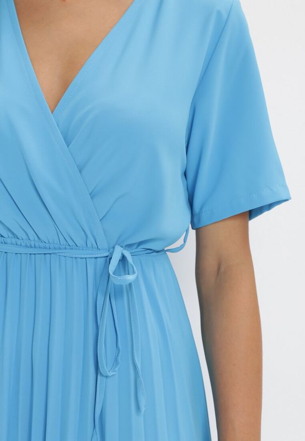 Born2be - Ciemnoniebieska Sukienka Plisowana Maxi z Wiązanym Paskiem Dianiza. Kolor: niebieski. Materiał: materiał. Długość: maxi