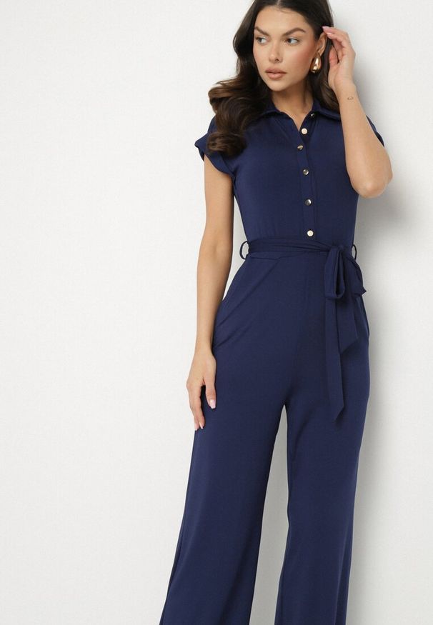 Born2be - Granatowy Koszulowy Kombinezon z Wiskozą z Krótkim Rękawem i Paskiem Minorita. Okazja: na spacer. Kolor: niebieski. Materiał: wiskoza. Długość rękawa: krótki rękaw. Długość: krótkie. Styl: elegancki, klasyczny