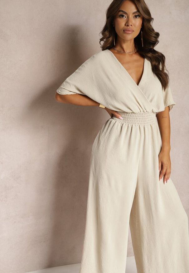 Renee - Beżowy Taliowany Kombinezon z Zakładkowym Dekoltem i Gumką w Pasie Vimalynna. Okazja: na co dzień. Kolor: beżowy. Styl: klasyczny, casual, elegancki