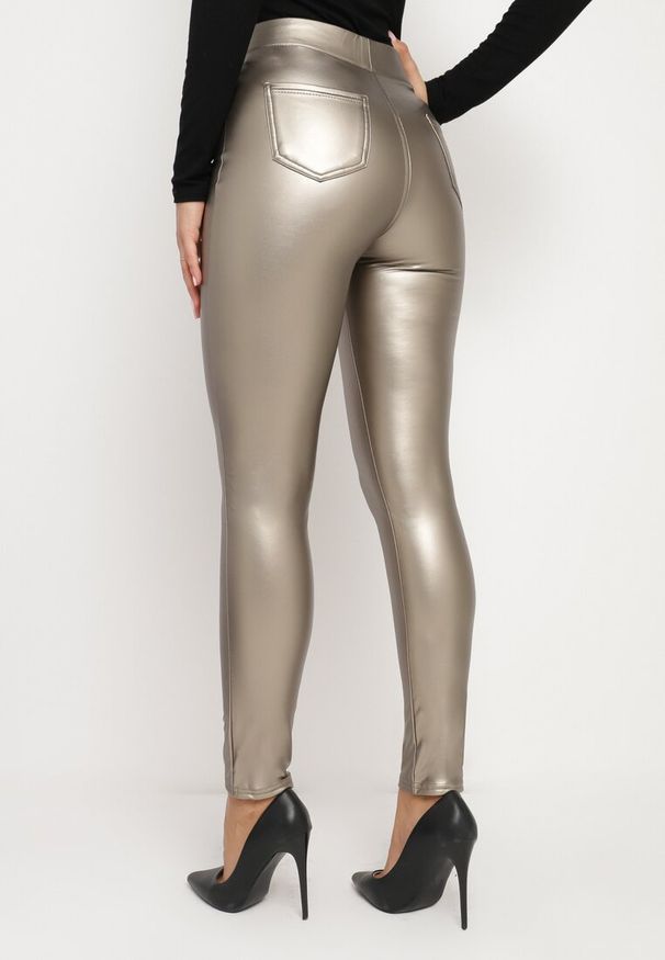 Born2be - Złote Legginsy z Ekoskóry z Wysokim Stanem i Wsuwanymi Kieszeniami Rievalia. Okazja: na co dzień. Stan: podwyższony. Kolor: złoty. Materiał: skóra, materiał. Długość: długie. Wzór: gładki. Sezon: zima. Styl: casual