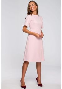 Stylove - Sukienka elegancka trapezowa różowa wizytowa. Okazja: na spotkanie biznesowe, do pracy, na komunię. Kolor: różowy. Typ sukienki: trapezowe, asymetryczne. Styl: elegancki, wizytowy #1