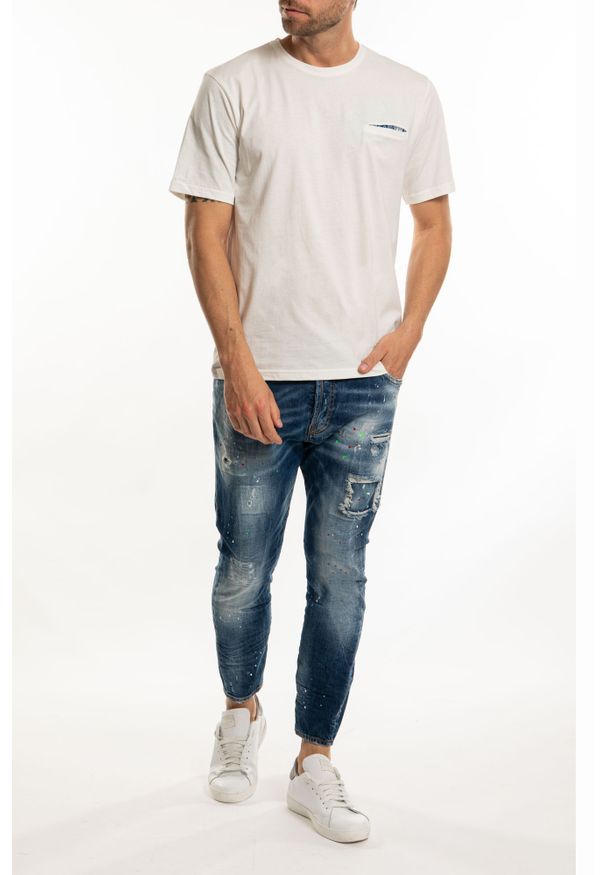 Takeshy Kurosawa T-shirt "Pocket". Okazja: na co dzień. Materiał: bawełna. Wzór: aplikacja. Styl: casual